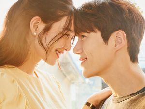 Hometown Cha Cha Cha Siap Tayang, Intip Pesona Kim Seon Ho & Shin Min Ah Hometown Cha Cha Cha Siap Tayang, Intip Pesona Kim Seon Ho & Shin Min Ah