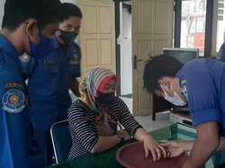 Aksi Heroik Petugas PMK Pacitan Lepas Cincin Warga yang Bikin Jarinya Bengkak