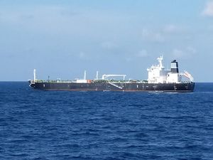 KRI John Lie Tangkap Tanker MT Strovolos Buron Kamboja di Kepri KRI John Lie Tangkap Tanker MT Strovolos Buron Kamboja di Kepri