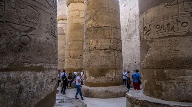 Tourists visit the Karnak Temple Complex in Egypt's southern city of Luxor, on March 10, 2020. - Just when Egypt's crucial tourism sector was recovering from years of political tumult and jihadist attacks, the industry finds itself bracing for a potential buffeting by the new coronavirus. (Photo by Khaled DESOUKI / AFP)