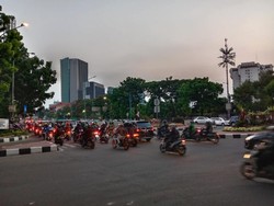Jam Pulang Kerja, Lalin di Kawasan Ganjil Genap Rasuna Ramai Lancar