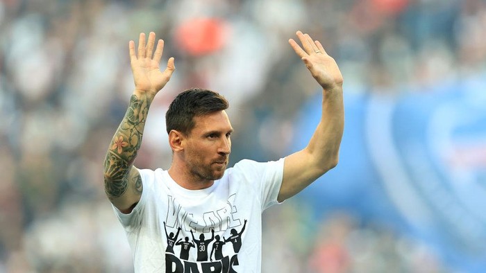 PARIS, FRANCE - AUGUST 14: Lionel Messi of Paris Saint-Germain is introduced to the fans prior to the Ligue 1 Uber Eats match between Paris Saint Germain and Strasbourg at Parc des Princes on August 14, 2021 in Paris, France. (Photo by David Rogers/Getty Images)