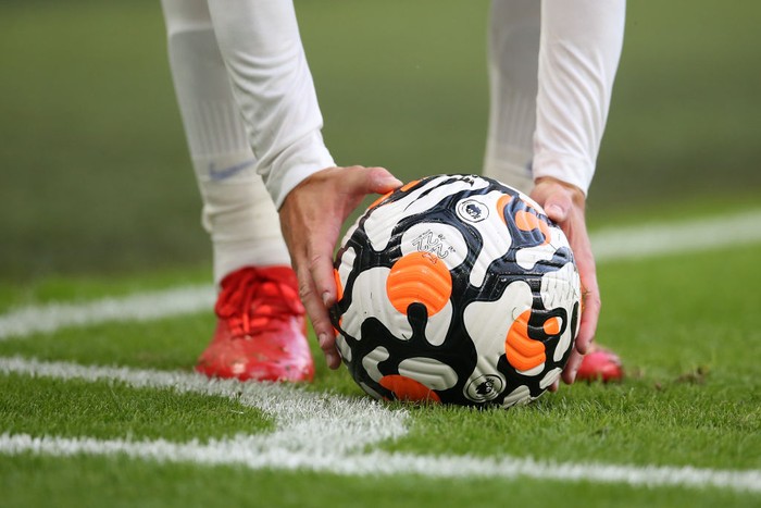 Logo Liga Inggris BRIGHTON, ENGLAND - AUGUST 21: Premier League Nike Flight match ball is placed for a corner kick during the Premier League match between Brighton & Hove Albion and Watford at American Express Community Stadium on August 21, 2021 in Brighton, England. (Photo by Steve Bardens/Getty Images)