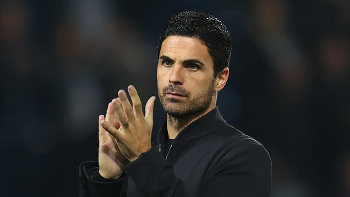 WEST BROMWICH, ENGLAND - AUGUST 25:  Arsenal manager Mikel Arteta acknowledges the fans after the Carabao Cup Second Round match between West Bromwich Albion and Arsenal at The Hawthorns on August 25, 2021 in West Bromwich, England. (Photo by Catherine Ivill/Getty Images)