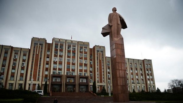 MOLDOVA-TRANSDNIESTR-UKRAINE-RUSSIA, Lenin, Tiraspol A statue of V.I. Lenin in front of Transdniestr's Parliament building in Tiraspol, the main city of Transdniestr separatist republic of Moldova April 16, 2014. Ukrainian Minister of foreign Affairs, Andrii Dechtchytsia, said was