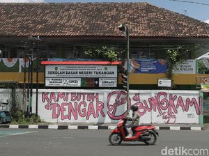 Coretan-coretan Kritikan untuk Pemerintah di Tembok Sekolah Coretan-coretan Kritikan untuk Pemerintah di Tembok Sekolah