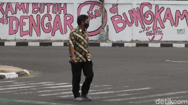 Mural Gejayan Memanggil Mejeng di Simpang Empat Gayam