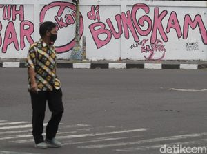 Mural Gejayan Memanggil Mejeng di Simpang Empat Gayam