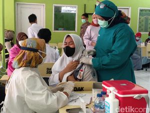 Vaksinasi Pelajar di Karawang, Stafsus Presiden: PTM Harus Segera Berjalan
