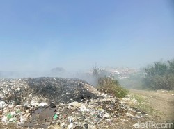 Kabut Asap Cemari Pemukiman Warga Usai Kebakaran TPA Heuleut Majalengka