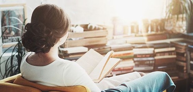 Posisi membaca yang baik/foto: id.pinterest.com/BiggerPockets.com Jangan lakukan membaca sambil tiduran. Karena posisi ini akan membuat mata cepat capek akibat jarak pandang yang berubah-ubah.