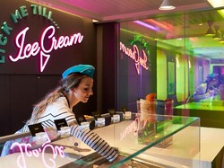 Mengintip Isi Kapal Pesiar 18+ sampai Cinta Terlarang Simpanse-Manusia