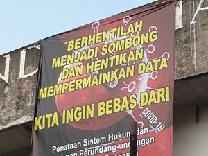 Mahasiswa Pasang Spanduk Hentikan Permainkan Data COVID di Tangsel Mahasiswa Pasang Spanduk Hentikan Permainkan Data COVID di Tangsel