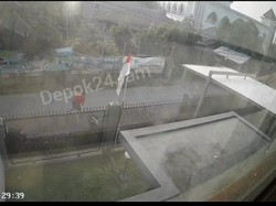 Emak-emak Dilawan, Pelaku Begal HP di Depok Jatuh ke Saluran Air!