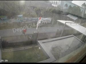 Emak-emak Dilawan, Pelaku Begal HP di Depok Jatuh ke Saluran Air! Emak-emak Dilawan, Pelaku Begal HP di Depok Jatuh ke Saluran Air!