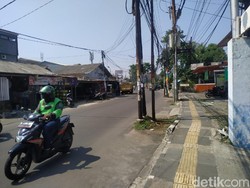 Tiang-tiang Makan Badan Jalan di Ciputat Timur Belum Juga Dipindah
