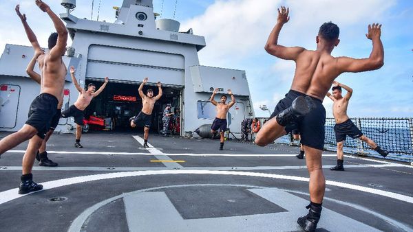 Asah Kemampuan Tim VBSS KRI RE Martadinata