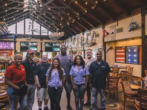 Cuma Makan Seafood, Pria Ini Berikan Tip Rp 146 Juta pada Pegawai Restoran