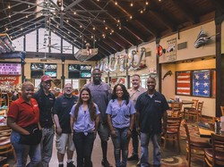 Cuma Makan Seafood, Pria Ini Berikan Tip Rp 146 Juta pada Pegawai Restoran