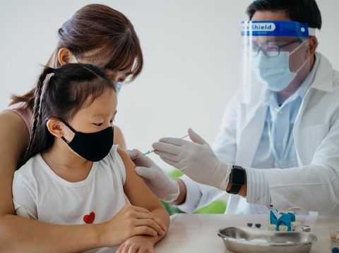 Anak sedang divaksin