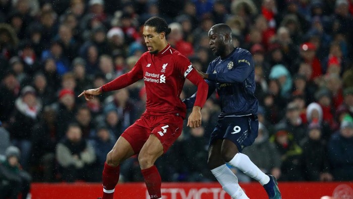 LIVERPOOL, ENGLAND - DECEMBER 16:  Virgil van Dijk of Liverpool battles for posession with Romelu Lukaku of Manchester United during the Premier League match between Liverpool FC and Manchester United at Anfield on December 16, 2018 in Liverpool, United Kingdom.  (Photo by Clive Brunskill/Getty Images)