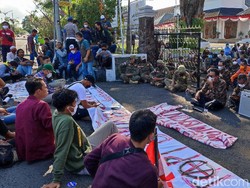 PKL-Mahasiswa di Ciamis Demo Minta Diizinkan Jualan di Alun-alun Saat PPKM