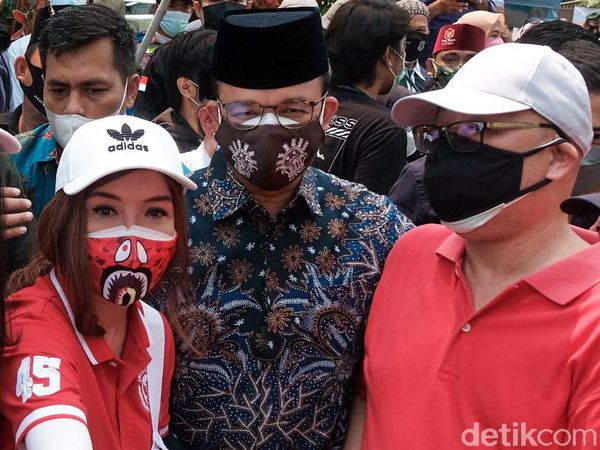 Potret Anies Dialog-Selfie dengan Warga yang Kontra Soal Masjid At-Tabayyun
