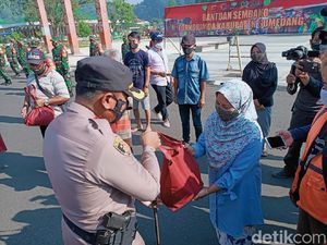 2.500 Paket Beras Sekretariat Presiden Mulai Disalurkan di Sumedang