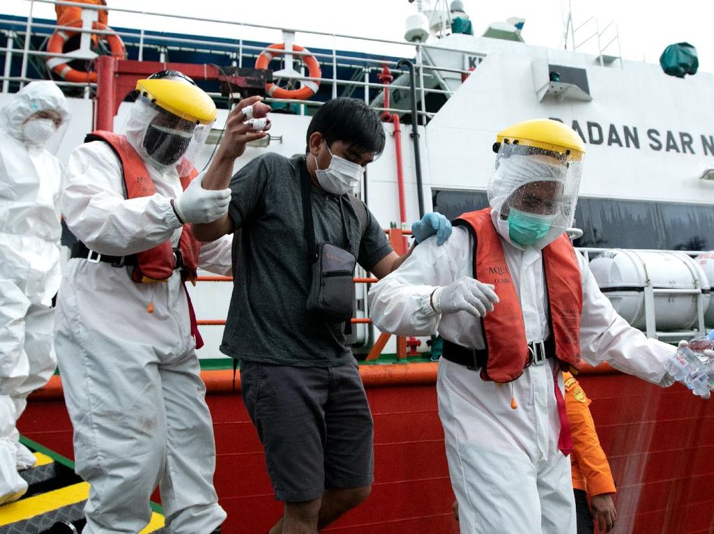 Basarnas Evakuasi WNA Filipina yang Kecelakaan Kerja Hingga Jarinya Putus Basarnas Evakuasi WNA Filipina yang Kecelakaan Kerja Hingga Jarinya Putus