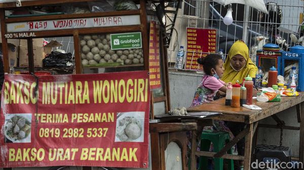 Mutiara, Siswa SD yang Tetap Semangat Belajar Online di Samping Gerobak Bakso