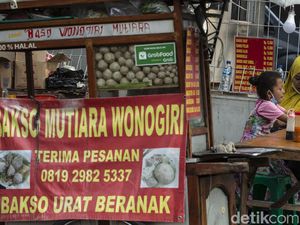 Mutiara, Siswa SD yang Tetap Semangat Belajar Online di Samping Gerobak Bakso
