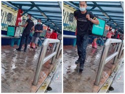 Mulia! Pria Ini Rela Menembus Hujan Demi Bagikan Makanan pada Gelandangan