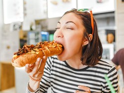 Begini Cara Makan Hot Dog yang Benar dan Tidak Berantakan