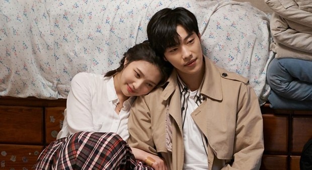 Chemistry yang sangat natural membuat Joy dan Doo Hwan sempat diduga menjalin hubungan/Foto:Twitter.com/Soompi Lewat chemistry di drama Tempted, Joy dan Doo Hwan berhasil membuat netizen baper.