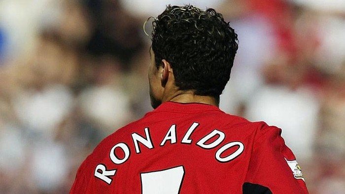 MANCHESTER, ENGLAND - AUGUST 16:  Cristiano Ronaldo of Man Utd makes his debut during the FA Barclaycard Premiership match between Manchester United and Bolton Wanderers at Old Trafford on August 16, 2003 in Manchester, England. (Photo by Alex Livesey/Getty Images)