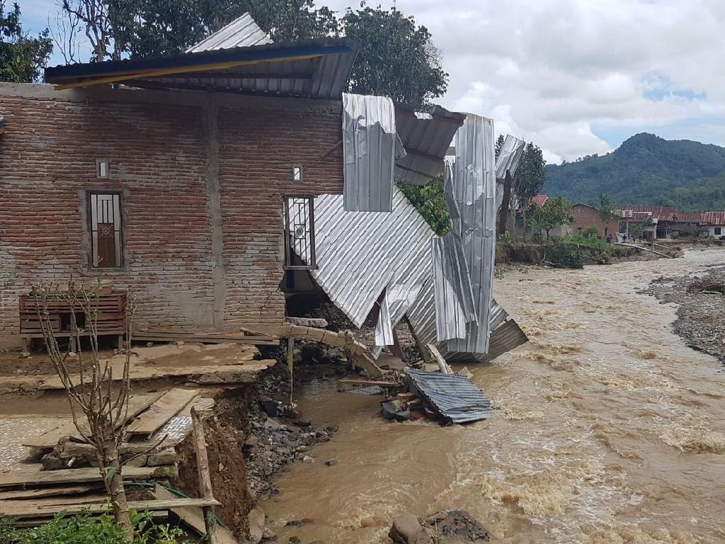 1 Desa Terisolasi Akibat Banjir-Tanah Longsor di Polman Sulbar 1 Desa Terisolasi Akibat Banjir-Tanah Longsor di Polman Sulbar