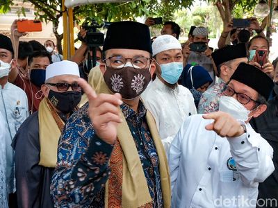 Foto: Anies Salat Jumat di Lokasi Masjid At-Tabayyun