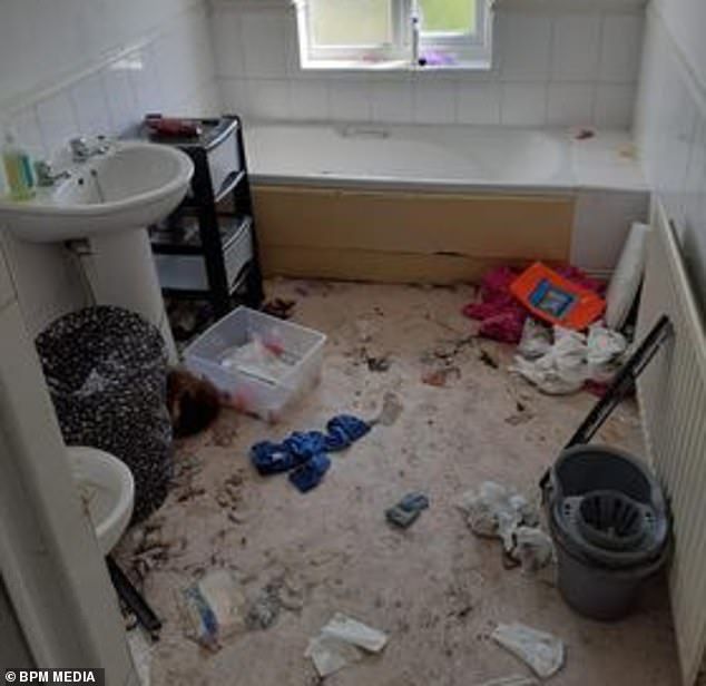 Penampakan rumah sewaan yang dipenuhi sampah.