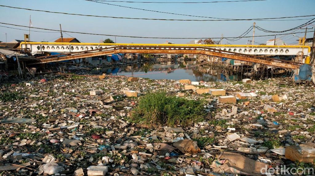 Foto: Tumpukan Pulau Sampah di Kali Prancis Tangerang