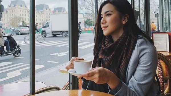 Dita Fakhrana Doyan Ngopi dan Hangout di Kafe, Ini Buktinya!