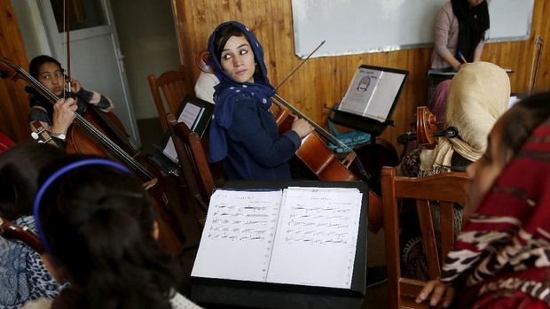 Galfot: Melihat Perempuan Afghan Sebelum Pelarangan Taliban FILE PHOTO: Fakria Azizi, a member of the Zohra orchestra, an ensemble of 35 women, practises during a session, at Afghanistan's National Institute of Music, in Kabul, Afghanistan April 4, 2016. REUTERS/Stringer/File Photo