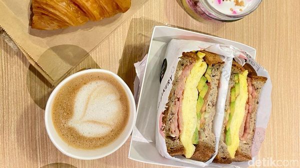 Ngopi Almond Latte dan Ngemil Cake Es Podeng Sehat di Dalam Supermarket