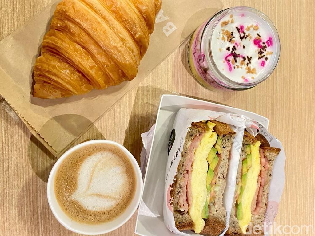 Ngopi Almond Latte dan Ngemil Cake Es Podeng Sehat di Dalam Supermarket Ngopi Almond Latte dan Ngemil Cake Es Podeng Sehat di Dalam Supermarket
