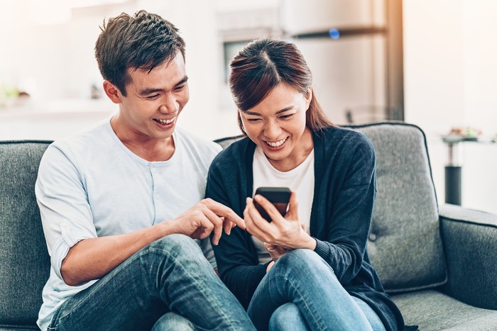 Pantun romantis buat gebetan atau pacar. Foto: Getty Images/pixelfit