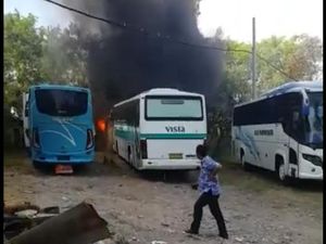 2 Bus Terbakar di Surabaya, Api Berasal dari Pembakaran Sampah