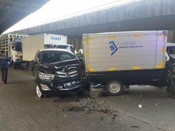 Bruukk! 4 Kendaraan Tabrakan Beruntun di DI Panjaitan Jaktim
