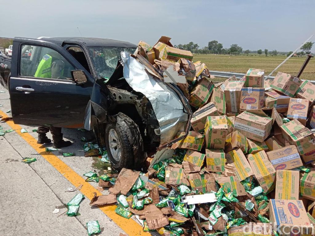 Kecelakaan Beruntun Tiga Kendaraan di Tol Jombang, 3 Orang Terluka