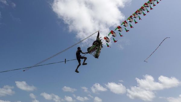 Wow! Layang-layang Naga Ini Bisa Bawa Terbang Orang Dewasa