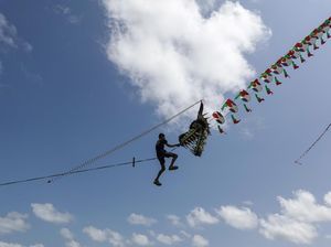 Wow! Layang-layang Naga Ini Bisa Bawa Terbang Orang Dewasa