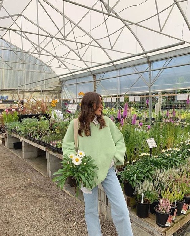 Warna baju yang wajib dipunya adalah light green.